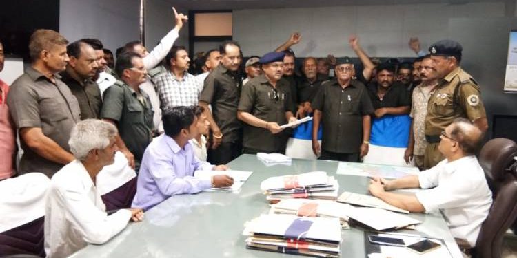 દારૂની પરમીટ રીન્યુ કરવા કોણે આપ્યું આવેદનપત્ર…