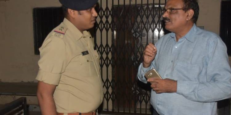 જામનગર:ગુલાબનગર વિસ્તારમા આવેલ શિવમ મેટરનીટી હોસ્પિટલ માં ગેરકાયદેગર્ભપરીક્ષણ કરાઈ રહ્યાનું આવ્યું સામે નિયમ મુજબ ફોર્મ ભર્યા વગર સોનોગ્રાફી કરતાં આરોગ્યવિભાગે કાર્યવાહી હાથ ધરી,આરોગ્ય વિભાગ સોનોગ્રાફી મશીન સીલ કરી તે પૂર્વે જ ડોક્ટર હોસ્પિટલ ને તાળા મારી રવાના