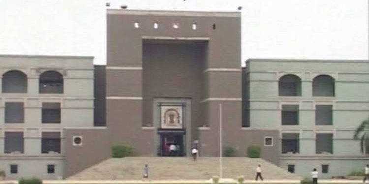 સરકારમાં આઉટસોર્સિંગ ભરતી પ્રક્રિયાને લઈને હાઈકોર્ટે સરકારની કાઢી ઝાટકણી…