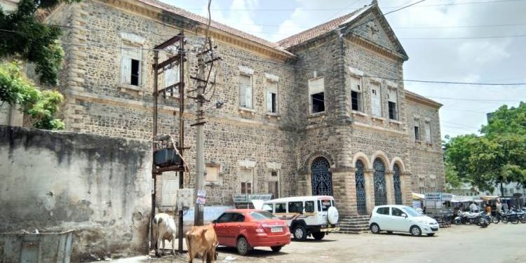 જામનગર:જર્જરિત ઈમારતોને માત્ર નોટીસ આપી સંતોષ..મોટીદુર્ઘટના ને આમંત્રણ….