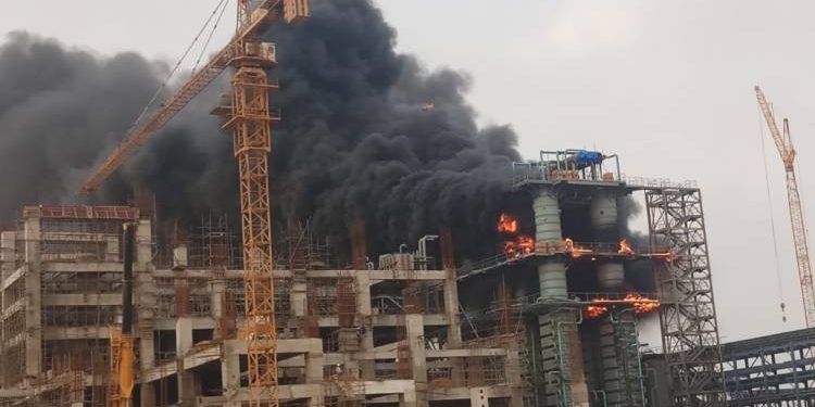 દેવભૂમિ દ્વારકા:કુરંગા નજીક આવેલ RSPL ઘડી કંપનીમાં લાગી ભીષણ આગ,દુર દુર સુધી દેખાયા ધુમાડાના ગોટાઓ,સ્થાનિક ફાયર ફાઈટર સહીત ખાનગી કંપનીઓના ફાયર ફાઈટર પણ આગ બુઝાવવા ઘટનાસ્થળે