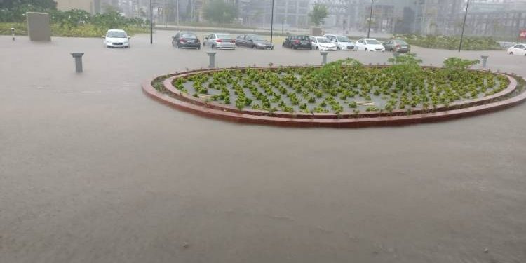 જામનગર:મોટીખાવડી મા ૨૪ કલાકમાં ૨૦ ઈંચથી વધુ વરસ્યો વરસાદ,રિલાયન્સ રીફાઈનરીમા પાણી જ પાણી!!