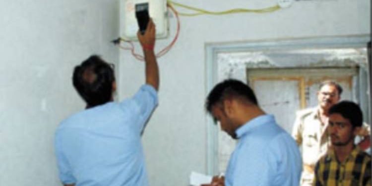 જામનગરમાં વીજ ચેકીંગ:ચેકીંગ દરમ્યાન સાડા ચૌદ લાખની વીજચોરી ઝડપાઇ…