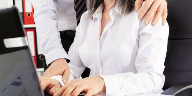 “D.C સાહેબ મારો હાથ પકડી અને તેને તાબે થવા મજબુર કરતા હતા”