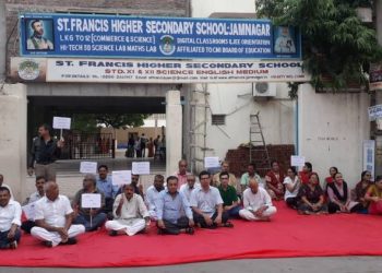 મિશનરી સ્કૂલના ત્રાસમાંથી મુક્તિ અપાવવા હિંમતનગરના સ્થાનિકોની રામધૂન 