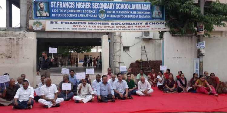 મિશનરી સ્કૂલના ત્રાસમાંથી મુક્તિ અપાવવા હિંમતનગરના સ્થાનિકોની રામધૂન