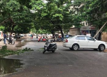 પાર્ક કોલોની નજીક એક વૃક્ષ અને ચાર થાંભલાઓ પડી ગયા…