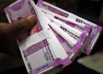 મામલતદાર અને વચેટિયાની હિમ્મત તો જુઓ કચેરીમાં જ લીધી 25 લાખની લાંચ