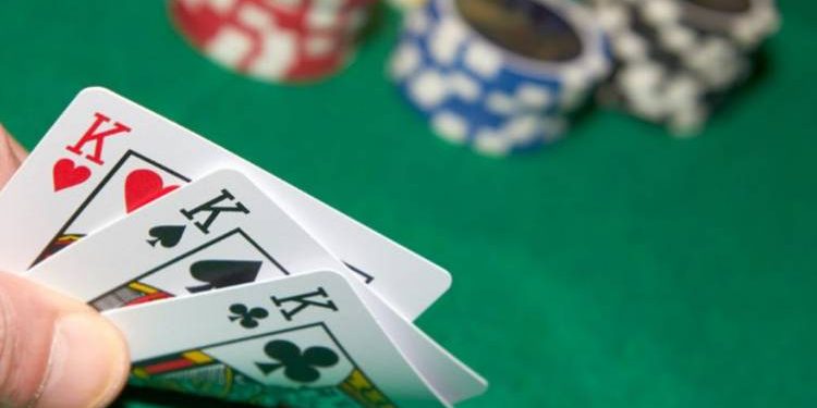 જામનગરની મહિલાઓ ભાણવડમાં થી પાનાં ટીંચતી ઝડપાઈ ગઈ..