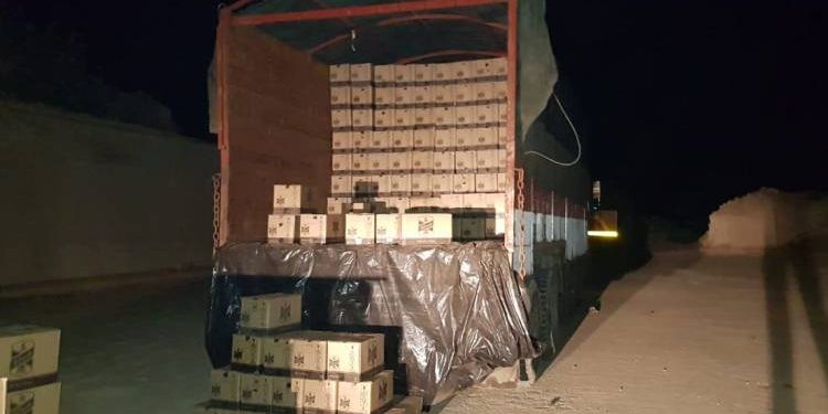 ટ્રકમાંથી દારૂનું કટિંગ કરતાં સમયે પોલિસ ત્રાટકી અને ઝડપાયો લાખોનો દારૂ