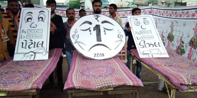 જામનગરમાં યુથકોંગ્રેસનો આશ્ચર્યજનક કાર્યક્રમ,પેટ્રોલ ડીઝલ અને ડોલરને કર્યા ICU ભેગા..