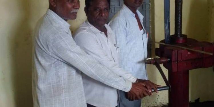 વિક્રમ માડમે સિંચાઇ માટે પાણી છોડાવ્યું