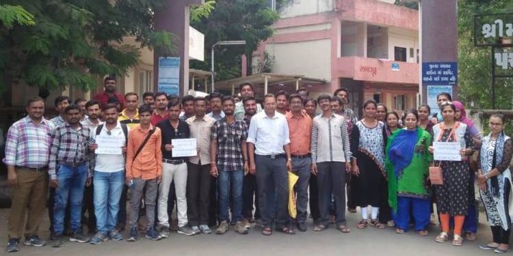 જામનગર હેલ્થ મિશનના કર્મચારીઓની  હડતાલ