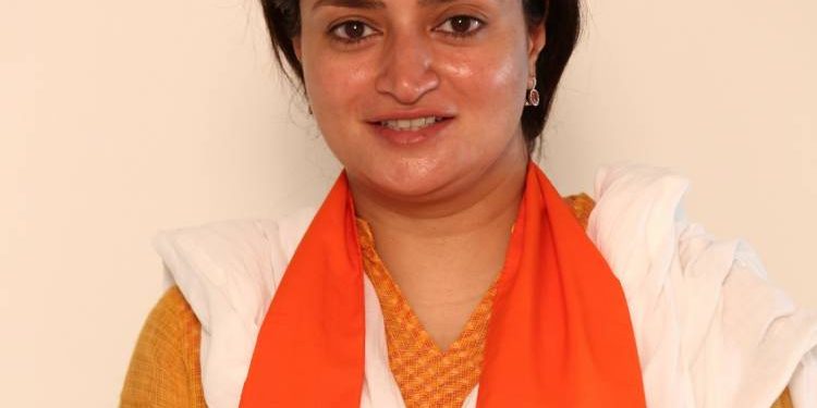 વીમા કંપનીઓની મનમાની બંધ થવી જોઇએઃ પૂનમ માડમ