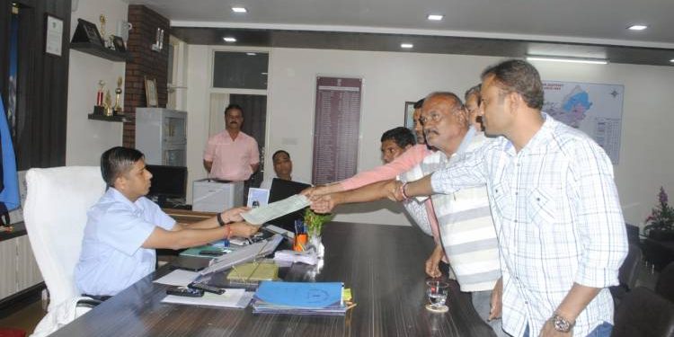 આવેદનપત્ર આપવા ગયેલ આગેવાનોને જયારે S.P સિંઘલએ પૂછ્યો આ સવાલ…