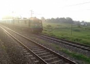 યુવક કુદરતી હાજતે બેઠોતો ને આવી ટ્રેન…