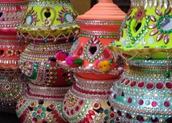 ૨૫થી વધુ કલર અને ૨૦થી વધુ ડીઝાઈનમા ટ્રેડીશનલ ગરબાઓ તૈયાર..