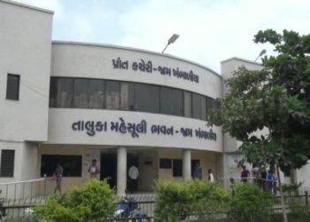 ખંભાળિયાના ફટાકડાના વેપારીઓને મામલતદાર દાંટી મારતા હોવાનો મુદ્દો બન્યો ટોક ઓફ ધ ટાઉન