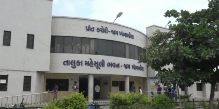 ખંભાળિયાના ફટાકડાના વેપારીઓને મામલતદાર દાંટી મારતા હોવાનો મુદ્દો બન્યો ટોક ઓફ ધ ટાઉન