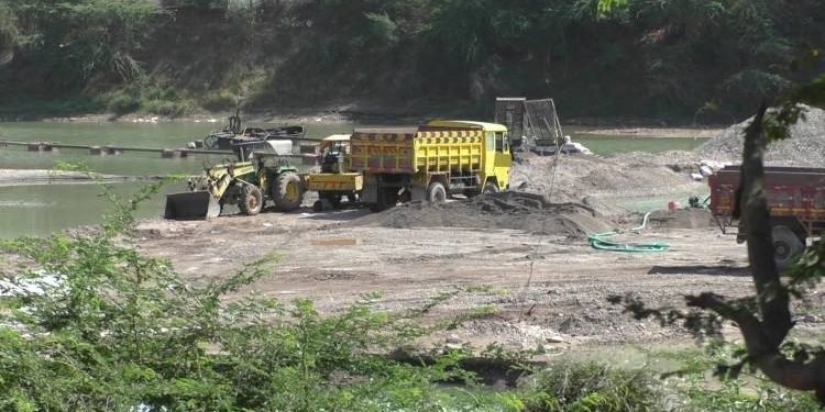 નદી-ડેમોમાંથી પાણી, માછલી, રેતી, માટીની બેફામ ચોરી