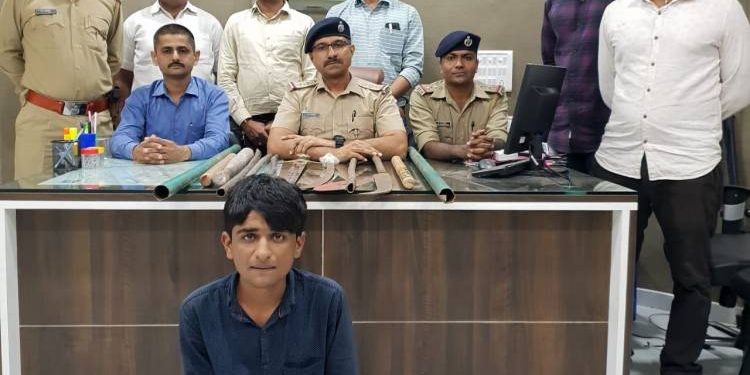 રાજકોટ:જંગલેશ્વર વિસ્તાર નજીક થી ઘાતક હથિયારોની સપ્લાય થાય તે પૂર્વે જ એક ઝડપાયો..