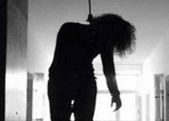 ગળેફાંસો કઇ રીતે ખવાઈ તે બતાવતી હતી મોટી બહેન…. પણ વાસણ ખસી ગયું અને…