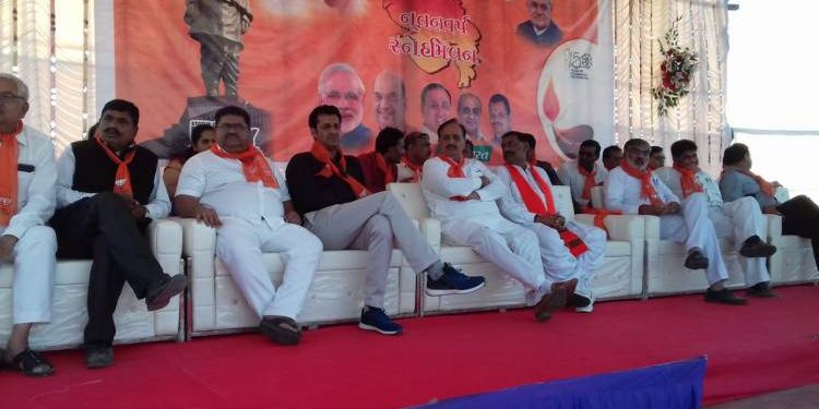 ૨૪ કલાક વીજળી આપવાના દાવા વચ્ચે મંત્રીનું ભાષણ ચાલુ હતું અને વીજળી ગુલ..