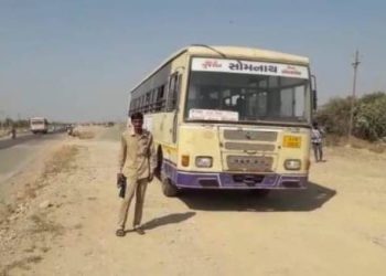 ખખડધજ એસ.ટી.બસના ૬૨ મુસાફરો અધરસ્તે રજળી પડ્યા..