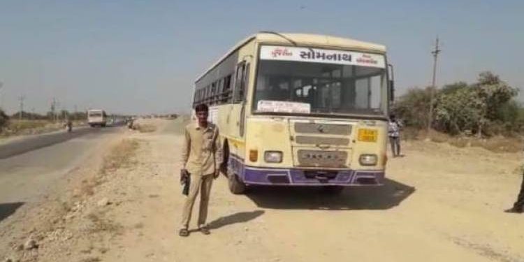 ખખડધજ એસ.ટી.બસના ૬૨ મુસાફરો અધરસ્તે રજળી પડ્યા..