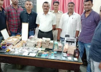 પોલીસ ગઈ હતી દારૂની રેઇડ કરવા અને મળ્યું કઈક આવું!