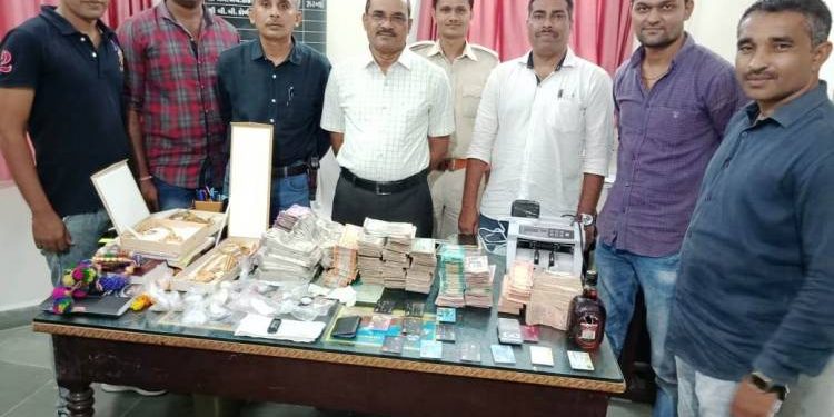 પોલીસ ગઈ હતી દારૂની રેઇડ કરવા અને મળ્યું કઈક આવું!