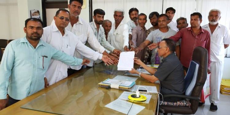 ખેડૂતોની કફોડી સ્થિતિ,મગફળી વેંચી તો વેપારીએ માર્યુ બુચ..!