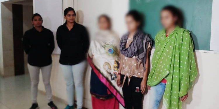 કાલાવડ બાદ રાજકોટમાં પૈસાદારોને મોહજાળમાં ફસાવતી મહિલા ગેંગ ઝડપાઇ