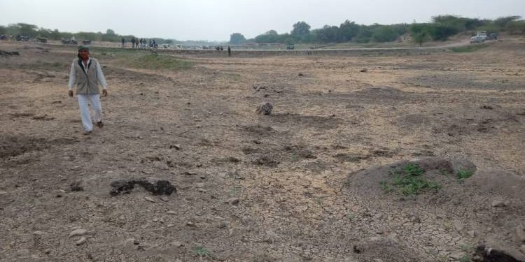 આશ્ચર્ય થશે..આ ડેમનું કામ પંદર વર્ષથી પૂર્ણ ના થતા ખેડૂતો ભરાયા રોષે..