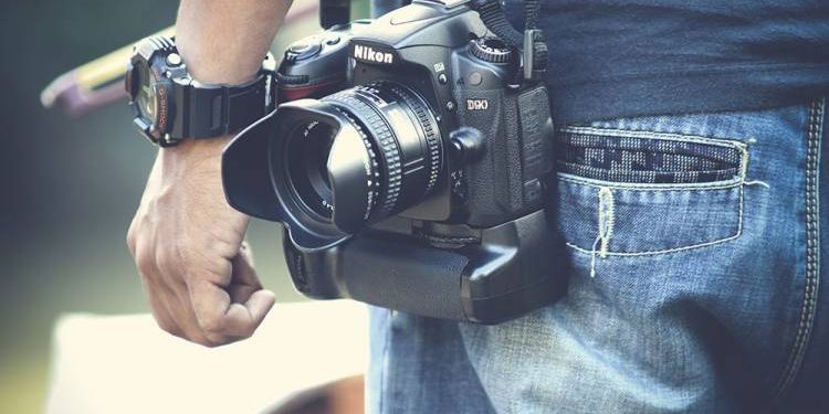 પોલીસ ઊભી હતી,ફોટોગ્રાફર લઈને નીકળ્યો દારૂ અને પછી..