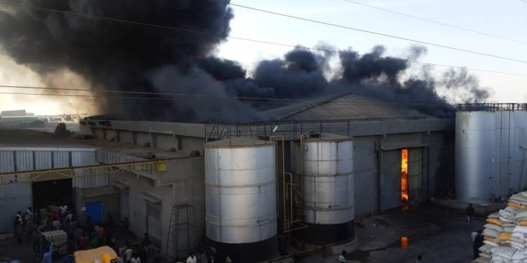 રાજકોટ-ગોંડલ નજીક મગફળીના ગોડાઉનમાં લાગી ભીષણ આગ