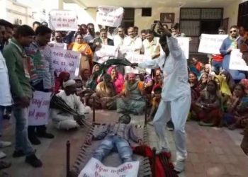 દ્વારકા સરકારી હોસ્પિટલના પટાંગણમા ધૂણ્યા ભુવા.!