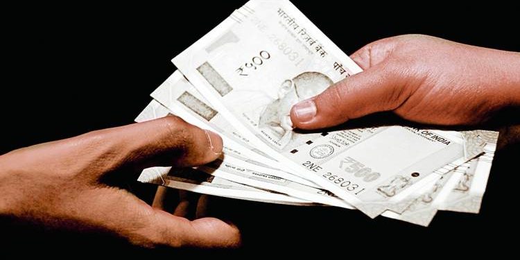 રીન્યુ થયેલ હેલ્થ પરમીટ આપવા હેડ કલાર્કે 2000 માંગ્યા અને…