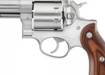 પૂર્વે કોર્પોરેટરની કાર રોકી પોલીસે તપાસ કરતા ગેરકાયદેસર હથિયાર મળી આવ્યું