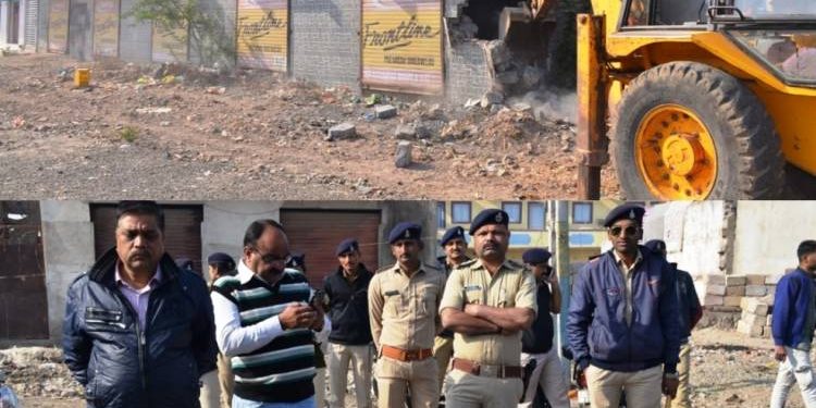 ૧૮ દુકાનો પર ફરી વળ્યું મનપાનું બુલડોઝર..