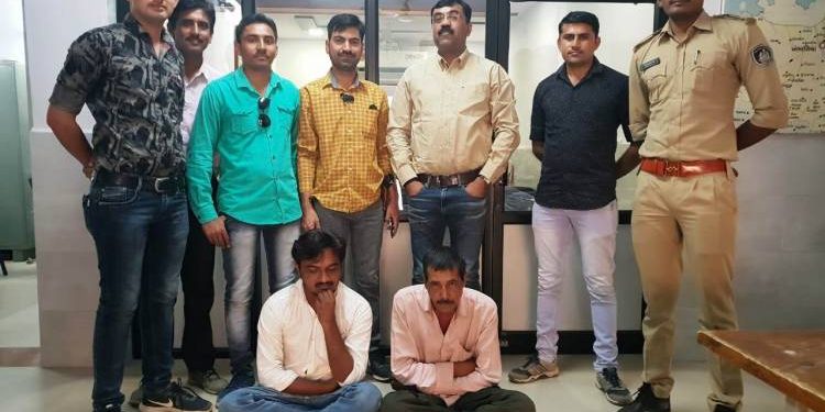 ખંભાળિયામાં મોબાઈલ પર રમાતો જુગાર ઝડપાયો 