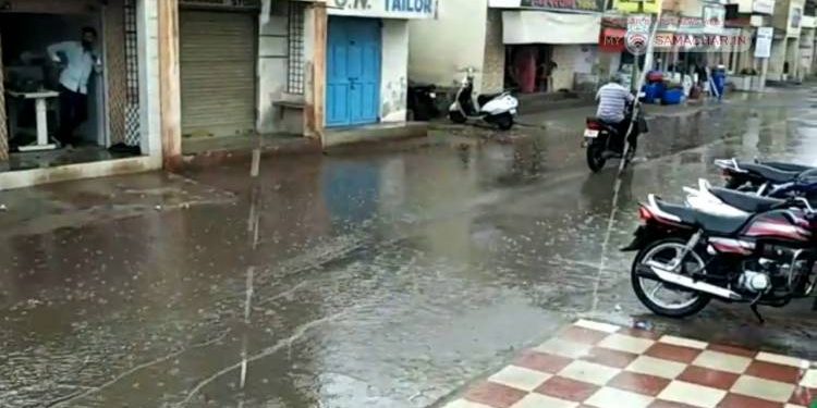 ઠંડીના ચમકારા વચ્ચે ક્યાં પડ્યું વરસાદી ઝાપટું..જુઓ VIDEO