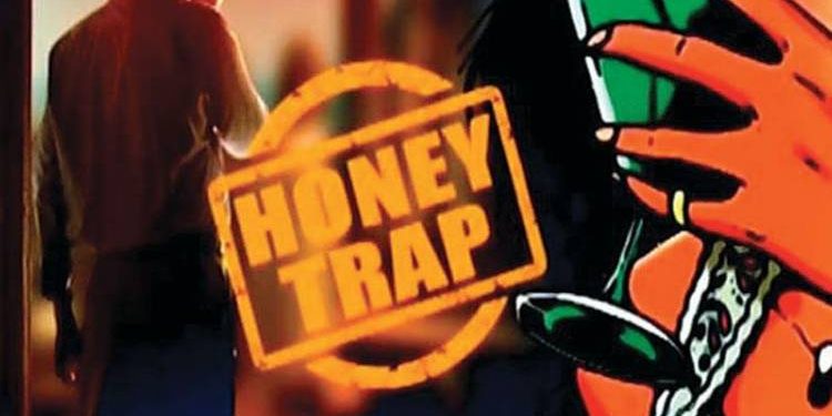 હનીટ્રેપની જાળમાં ફસાવ્યા બાદ પોલીસના નામે પૈસા કઢાવવાનું પડ્યું ભારે