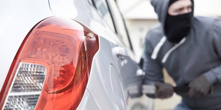 શોરૂમમાંથી નવી નક્કોર કાર ઉપડી ગઈ..!