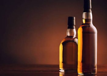 તસ્કરોને પૈસા તો ન મળ્યા, દારૂની બોટલ ચોરી ગયા..