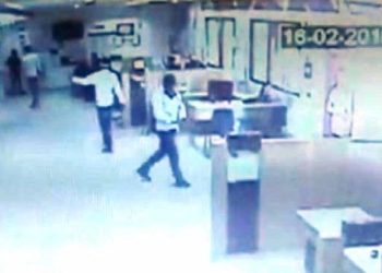 અસલામત ગુજરાત, દિનદહાડે બેન્કમાંથી લાખોની લૂંટ