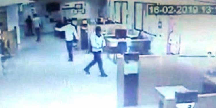 અસલામત ગુજરાત, દિનદહાડે બેન્કમાંથી લાખોની લૂંટ