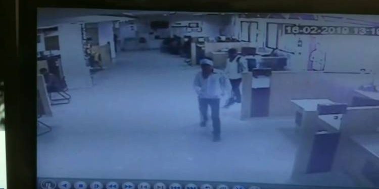 જુઓ CCTV બેન્કમાં કઈ રીતે અપાયો લૂંટને અંજામ