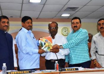 મહાનગરપલિકાના બજેટબોર્ડમાં ચાલુ ચર્ચાએ સભ્યોએ ચાલતી પકડી