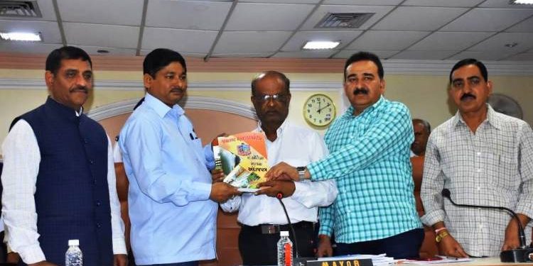 મહાનગરપલિકાના બજેટબોર્ડમાં ચાલુ ચર્ચાએ સભ્યોએ ચાલતી પકડી